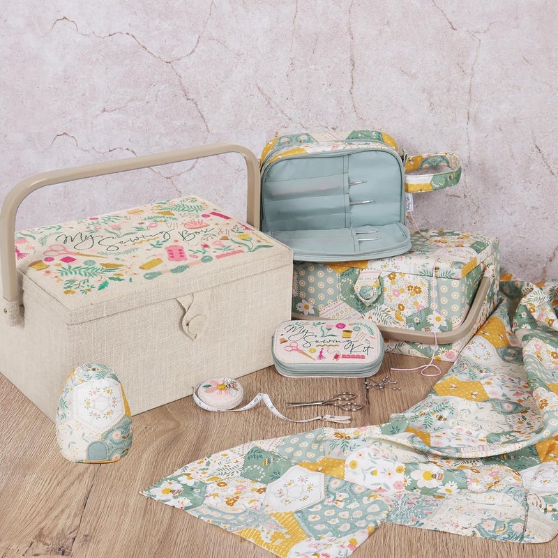Hobby Gift صندوق تخزين متوسط للحرف والخياطة والهوايات، صينية ملحقات، وسادة دبابيس، جيوب، 10 x 7.3 x 5.7" - صندوق خياطي الخاص بي - Image 5